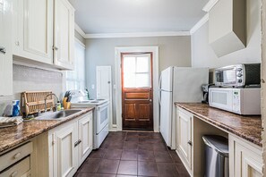 Kühlschrank, Mikrowelle, Ofen, Wasserkocher mit Kaffee-/Teezubehör