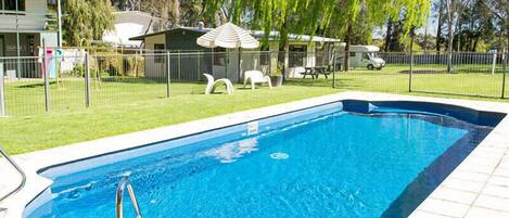 Una piscina al aire libre