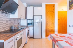 Refrigerador, microondas, horno, placa de cocina