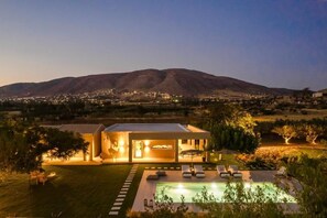 Luxury 4Bedroom Villa with Pool | 露台/庭院