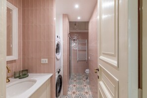 Shower - A romantic hideaway in the heart of Trastevere. This stylish apartment for two features elegant interiors, a cozy atmosphere, and a private terrace perfect for wine at sunset. Ideal for couples looking to enjoy Rome’s charm, comfort, and a touch of dol (Rome)