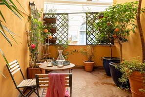 Outdoor dining - A romantic hideaway in the heart of Trastevere. This stylish apartment for two features elegant interiors, a cozy atmosphere, and a private terrace perfect for wine at sunset. Ideal for couples looking to enjoy Rome’s charm, comfort, and a touch of dol (Rome)