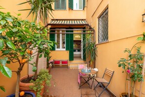 Outdoor dining - A romantic hideaway in the heart of Trastevere. This stylish apartment for two features elegant interiors, a cozy atmosphere, and a private terrace perfect for wine at sunset. Ideal for couples looking to enjoy Rome’s charm, comfort, and a touch of dol (Rome)