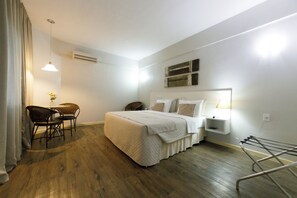 Caja de seguridad en la habitación y espacio para trabajar con laptop 