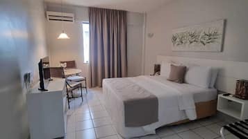 In-room safe, laptop workspace, iron/ironing board, free WiFi