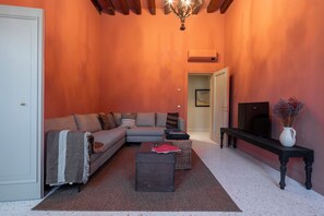 Luxury Apartment, Canal View | Living area