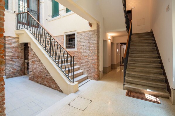 Pintu masuk properti