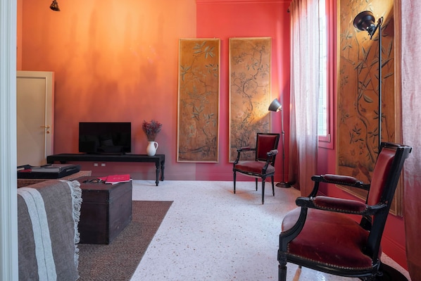 Luxury Apartment, Canal View | Living area