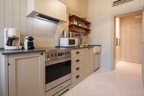 Luxury Apartment, Canal View | Private kitchen