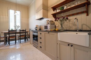 Luxury Apartment, Canal View | Private kitchen