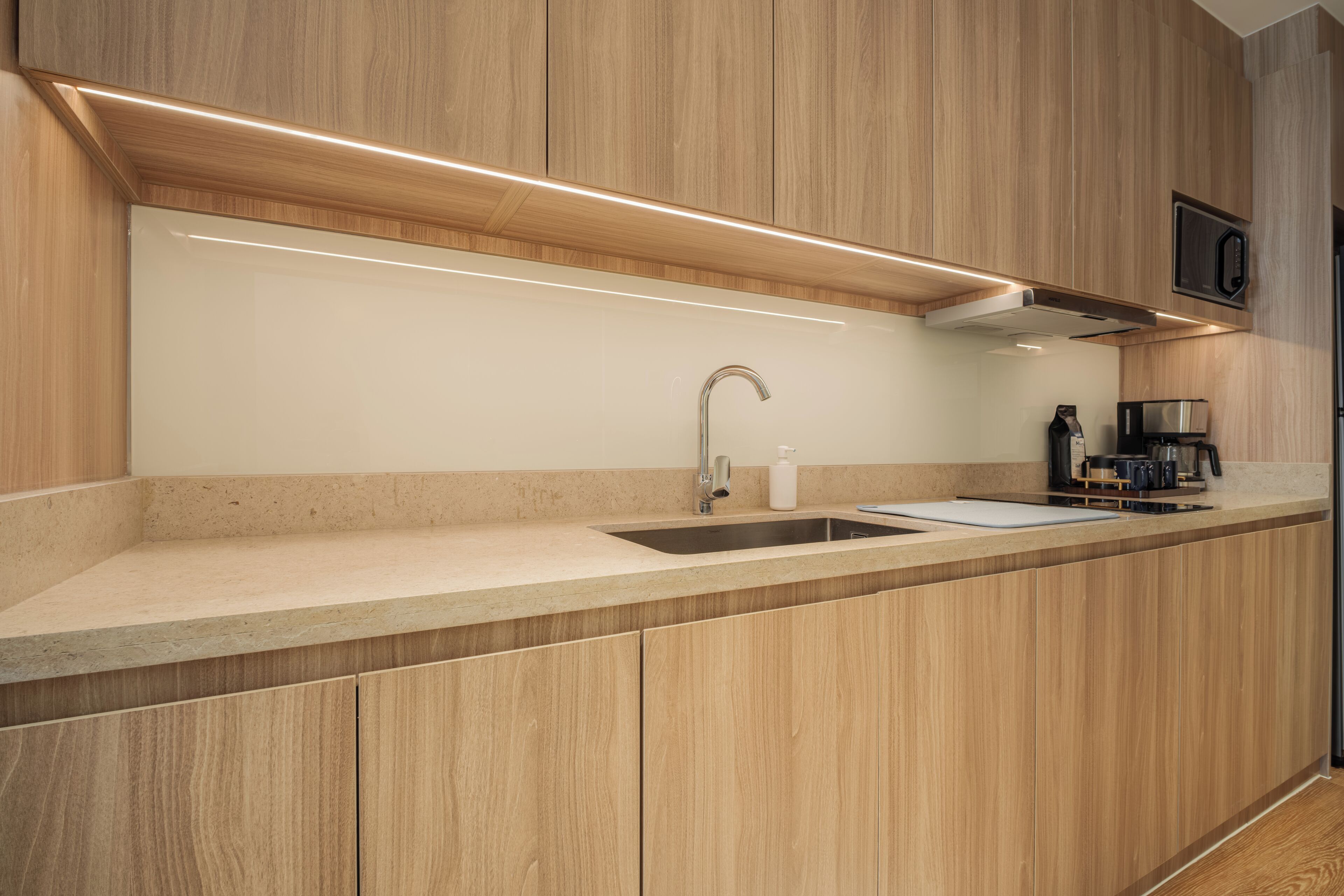 Réfrigérateur, micro-ondes, plaque de cuisson, cafetière/bouilloire