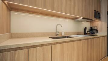 Réfrigérateur, micro-ondes, plaque de cuisson, cafetiÚre/bouilloire