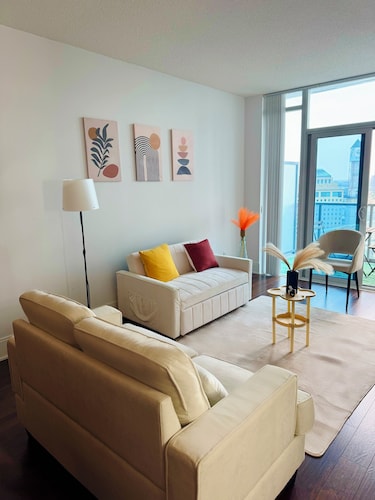 Modern 1-Bed Condo Near Square One, Pearson & Downtown Toronto – Free Parking
