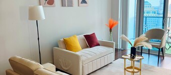 Modern 1-Bed Condo Near Square One, Pearson & Downtown Toronto – Free Parking