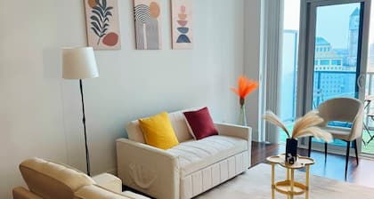 Modern 1-Bed Condo Near Square One, Pearson & Downtown Toronto – Free Parking