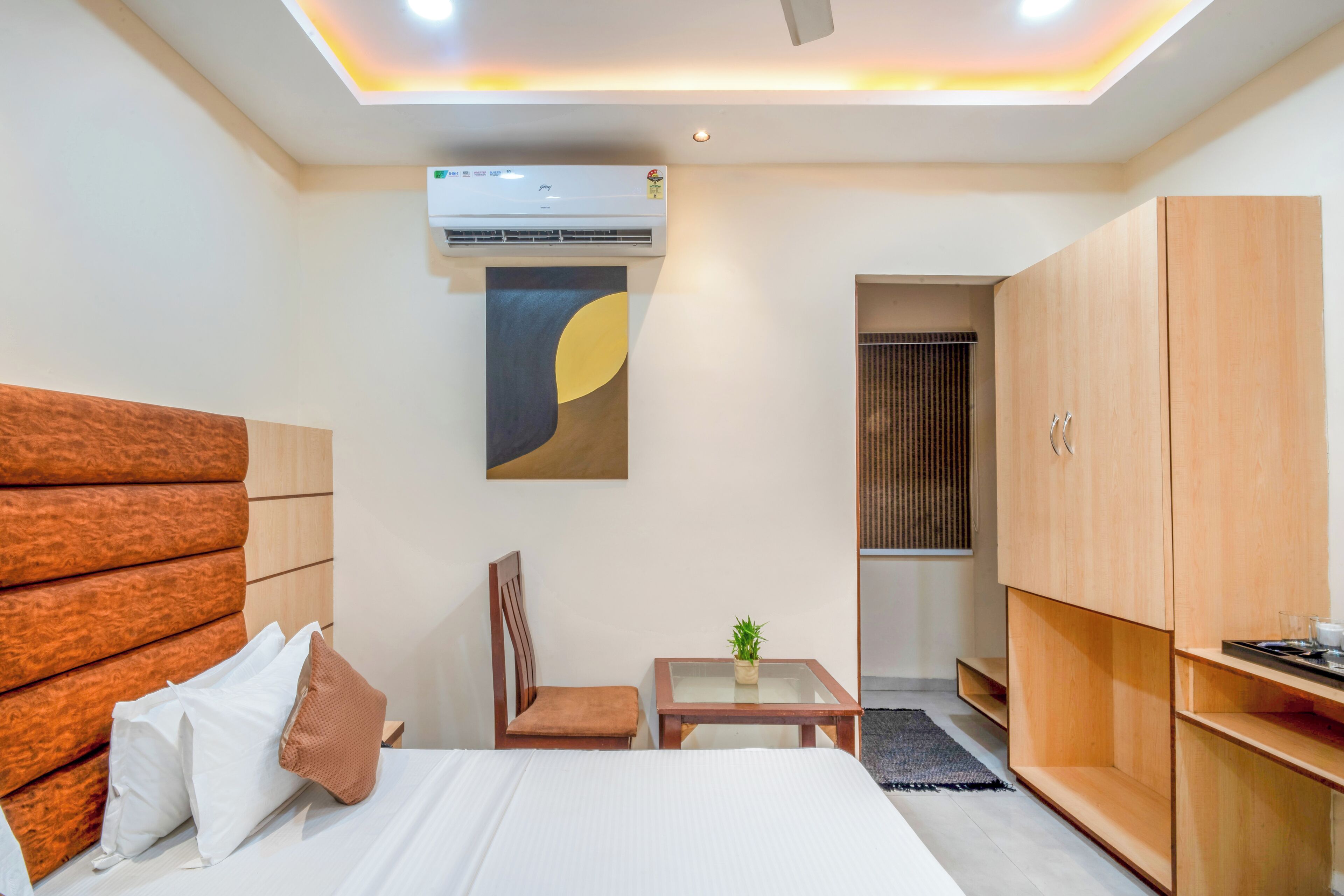 Iron/ironing board, WiFi (free), bed sheets