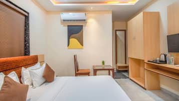 Tabla de planchar con plancha, wifi gratis y ropa de cama