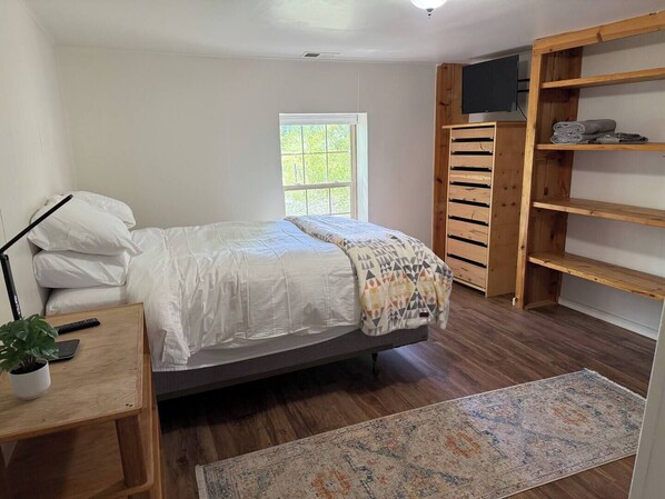 2 bedrooms, desk, iron/ironing board, free WiFi