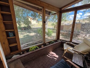 Televisión, chimenea, libros