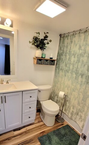 Hair dryer, towels, soap, toilet paper - Cozy space walking distance to Downtown Nampa (Nampa)