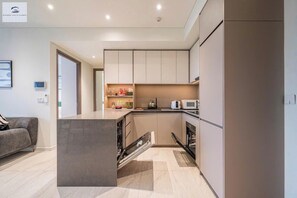 Refrigerador, artículos de limpieza ecológicos, servilletas de papel