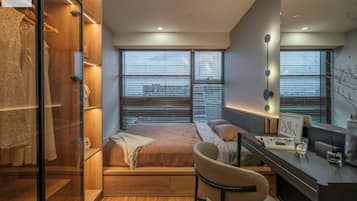 Royal appartement, 3 slaapkamers, uitzicht op rivier, aan de binnenplaats | Een minibar, gratis wifi, beddengoed