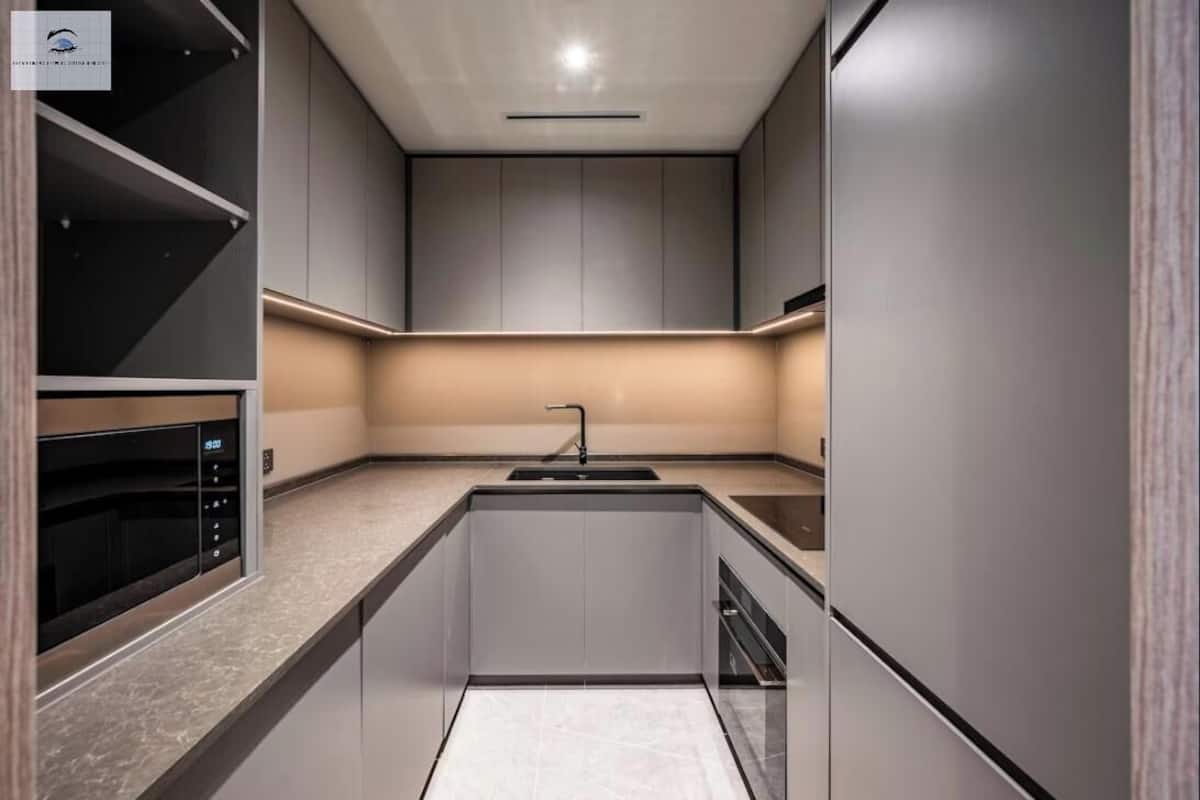 Leilighet – royal, 3 soverom, elveutsikt, gårdsplassområde | Eget kjøkken | Kjøleskap, miljøvennlige rengjøringsmidler, papirhåndklær og spisebord