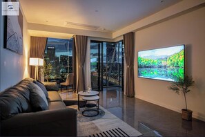 Royal appartement, 3 slaapkamers, uitzicht op rivier, aan de binnenplaats | Woonruimte | Een 24-inch televisie met kabelzenders, boeken en een muziekbibliotheek