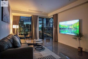 皇家公寓, 3 間臥室, 河景, 庭園 | 起居區 | 24-吋電視、有線頻道、書籍、音樂庫