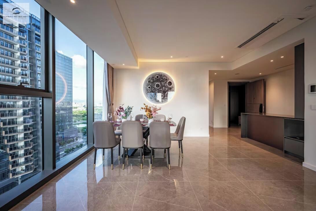 Royal appartement, 3 slaapkamers, uitzicht op rivier, aan de binnenplaats | Een bureau, verduisterende gordijnen, een strijkplank/strijkijzer