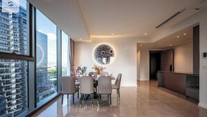 Escritorio, cortinas blackout, tabla de planchar con plancha y cunas 
