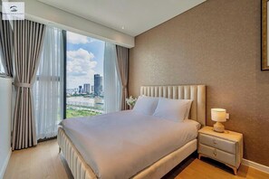 Luxury-Apartment, 2 Schlafzimmer, Nichtraucher, Stadtblick | Schreibtisch, Verdunkelungsvorhänge, Bügeleisen/Bügelbrett, Babybetten