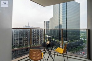 Escritorio, cortinas blackout y tabla de planchar con plancha 