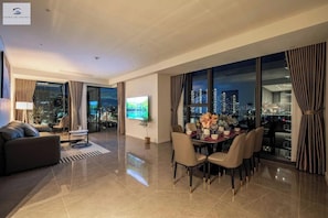 Apartamento real, 3 quartos, vista para o rio, no pátio | Área de estar | TV 24 polegadas com canais a cabo, livros, biblioteca musical