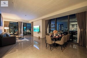 Televisión 24 pulgadas con canales de televisión por cable, libros