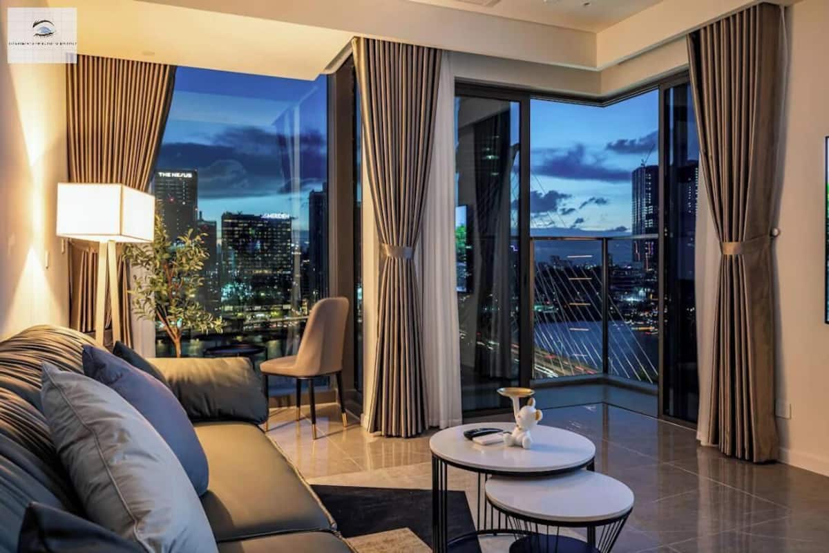 Royal-lejlighed - 3 soveværelser - udsigt til flod - gårdsplads | Opholdsområde | 24-tommers tv med kabelkanaler, bøger, musikbibliotek