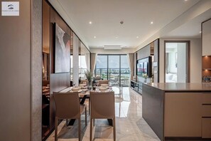 Apartamento superluxo, 1 cama King, para não fumantes | Área de estar | TV 24 polegadas com canais a cabo, livros, biblioteca musical