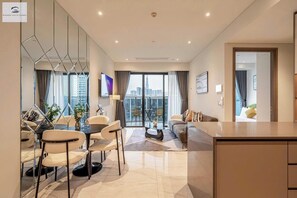 Deluxe-Apartment, 2 Schlafzimmer, Nichtraucher, Stadtblick | Wohnbereich | 24-Zoll-Fernseher mit Kabelempfang, Bücher, Musikbibliothek