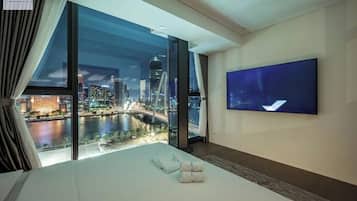 Leilighet – royal, 3 soverom, elveutsikt, gårdsplassområde | Skrivebord, blendingsgardiner, strykejern/-brett og barnesenger