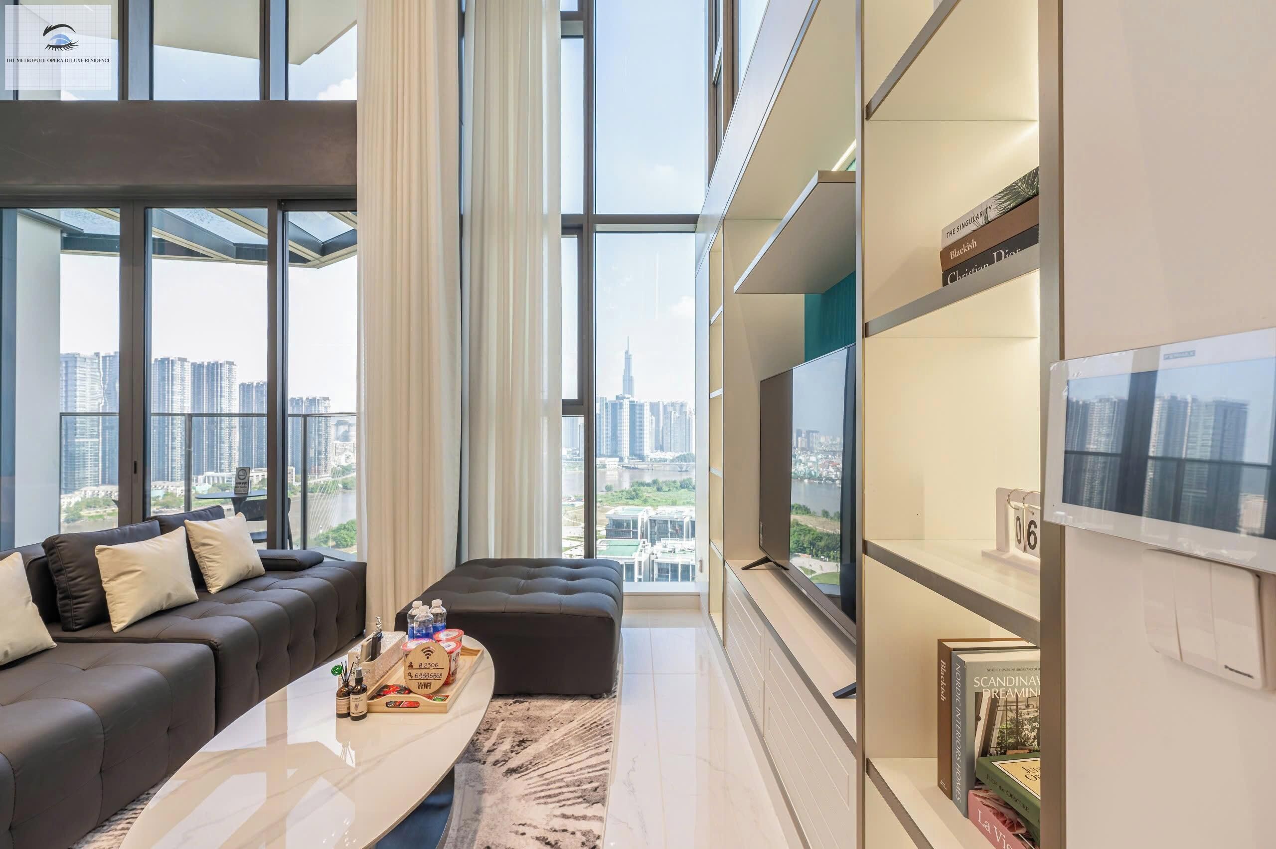 Apartament reial, 3 dormitoris, vistes al riu, zona de pati | Sala d'estar | Televisor de 24 polzades amb canals per cable i llibres 