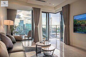 Royal-Apartment, 3 Schlafzimmer, Flussblick, zum Innenhof hin | Wohnbereich | 24-Zoll-Fernseher mit Kabelempfang, Bücher, Musikbibliothek