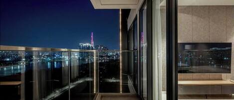 Royal-huoneisto, 3 makuuhuonetta, jokinäköala, piha-alue | Minibaari, ilmainen Wi-Fi, vuodevaatteet