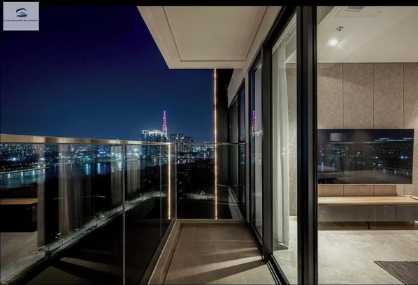 Apartamento real, 3 quartos, vista para o rio, no pátio | Frigobar, Wi-Fi de cortesia, roupa de cama