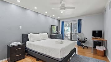 2 habitaciones, escritorio y tabla de planchar con plancha