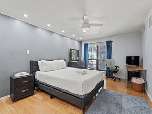 2 habitaciones, escritorio y tabla de planchar con plancha 