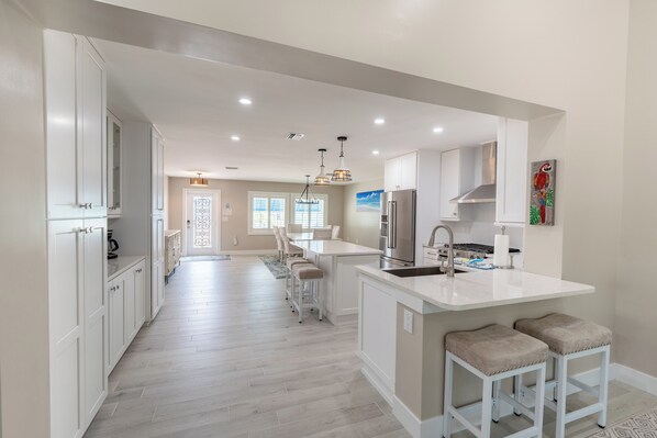 Fridge, microwave, oven, stovetop - ☀️Private Pool | Pet Friendly | Awesome Outdoor Spaces | My Happy Place☀️ (Fort Myers Beach)