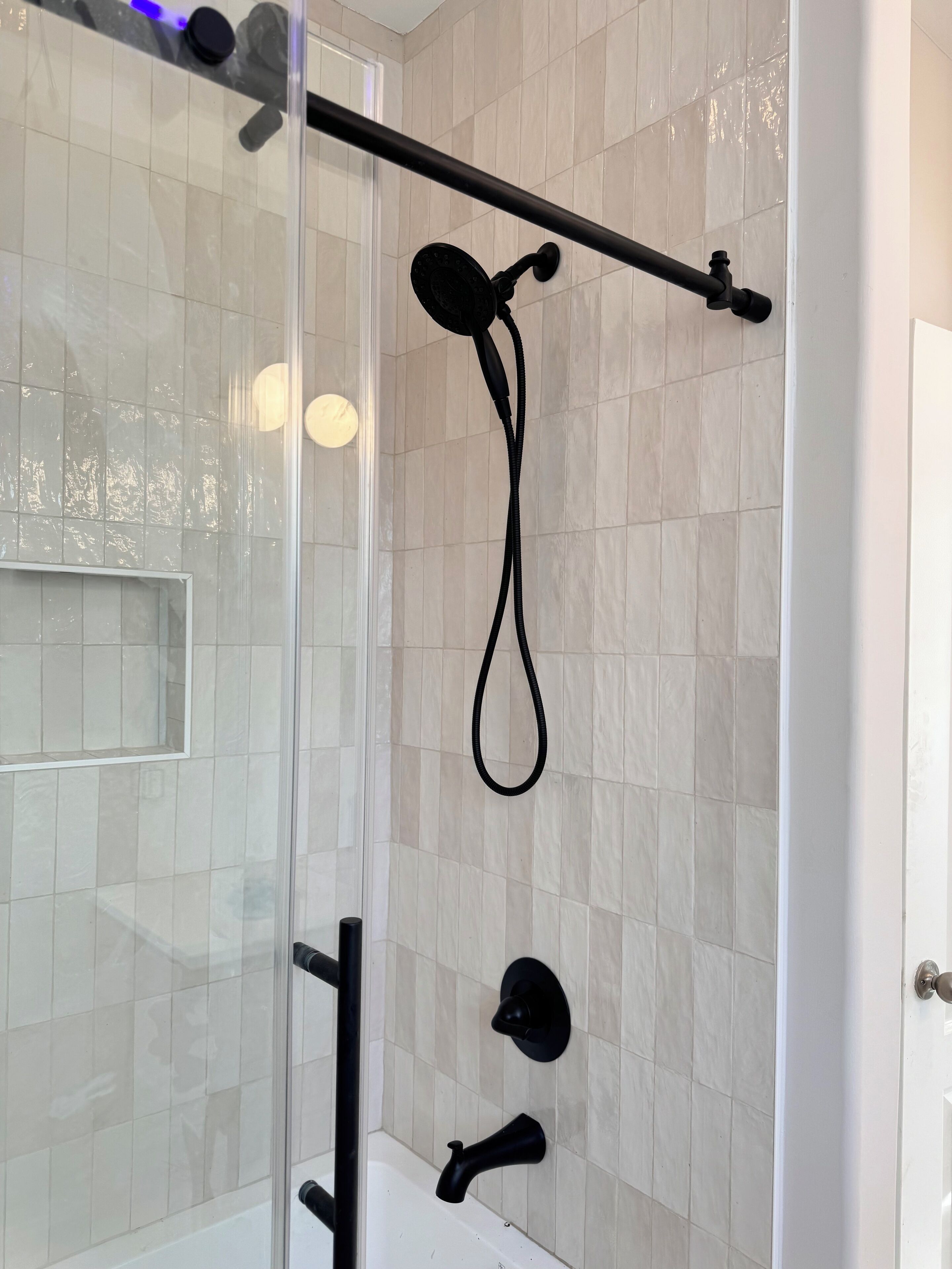 Douche, sèche-cheveux, bidet, serviettes fournies