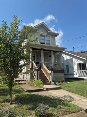 Exterior - Bright & Airy 2-bed, 2.5-bath house in historic Germantown, Nashville (Nashville)