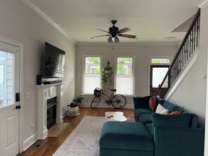 TV - Bright & Airy 2-bed, 2.5-bath house in historic Germantown, Nashville (Nashville)