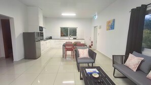Deluxe Apartment | Living area | 32-inch Smart TV with digital channels - Trwa Koko Self Catering (Praslin Island)